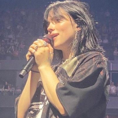 safseilish's tweet photo. she's so beautiful, billie eilish. https://t.co/EzBbgEUbSh