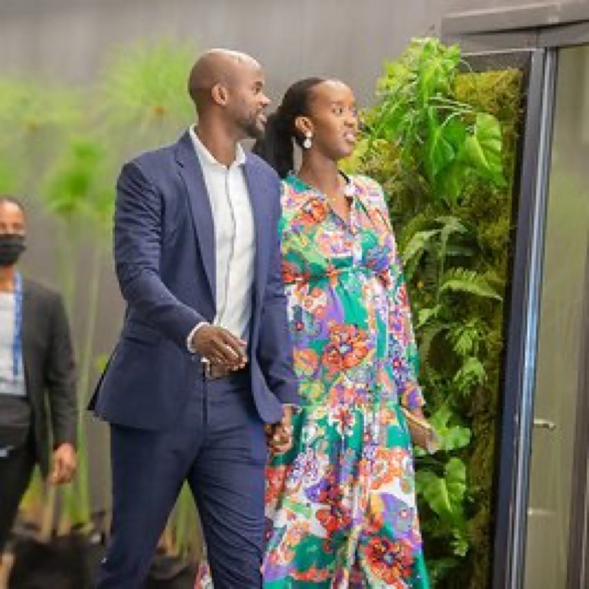 UMUKARITASI1's tweet photo. Nese k Ndi kubona abantu benshi batweetinze Iyi foto ntibashyireho caption🥹😂😂 batinye kuvuga ko ari indahekana 😳😂 https://t.co/w8S7om9PRt