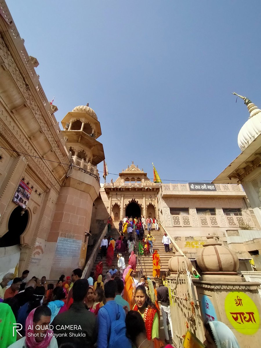 जब नाव जल मे छोड़ दी, 
तुफान मे ही मोड़ दी, 
दे दी चुनौती सिंधु को,
 फिर धार क्या मझधार क्या!
Pic- श्री राधे धाम(बरसाना)