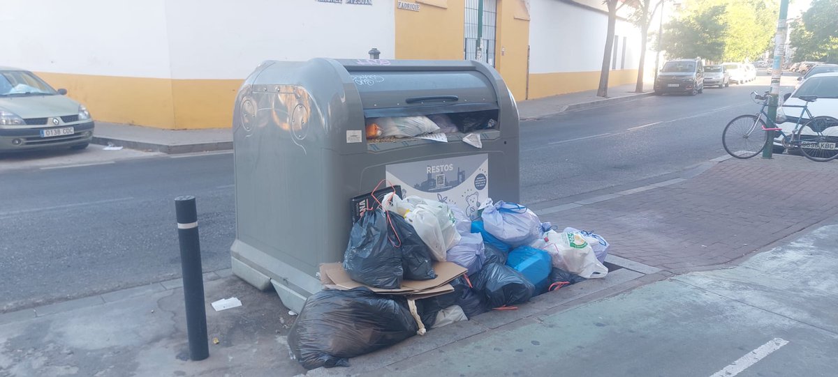 PPDtoMacarena's tweet photo. Dos días en la Calle Don Fadrique sin recoger la basura. Pero después son los vecinos o los partidos políticos quienes tienen la culpa y mienten https://t.co/9Z9STHlzSO