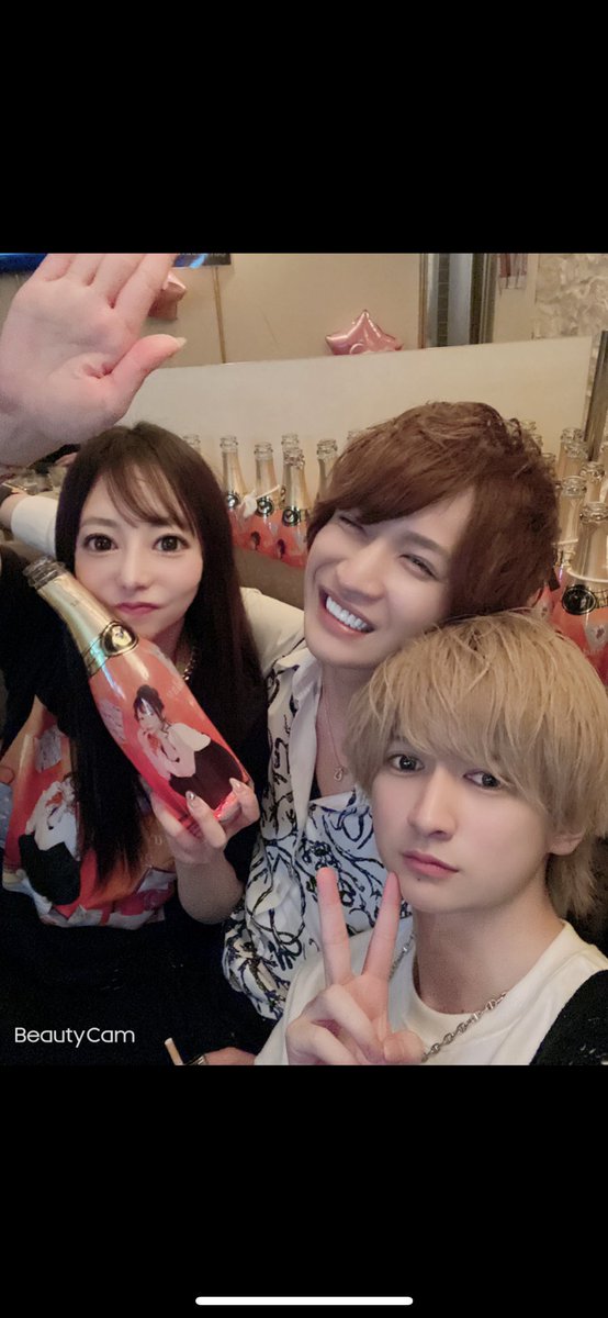 ayuminminminnie's tweet photo. CANDY啓吾代表今年初なのに急に来てお祝いしてくれて、さすがの一言😂
ルミナスあやと、うんキミは私に迷惑かけてるからな！ありがとう😂
LSPじゅんタイミング的に最高でしたわこれからもよろしく🙏
LSP顔面国宝薫！いつまでも顔面国宝と歌うまでいてほしい☺️

#あやと #じゅんじゅん #薫 https://t.co/6kBnQDTRIq