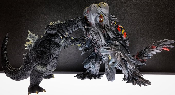 monsterartsのヘドラ、取り急ぎ出してちょっとポーズとっただけの写真あげときます。
すごいよこのヘドラ…各関節付け根にカバーパーツがあって動かした時の隙間を塞げたり、膝も足首もガッツリ曲がったり、このデザイン造形で躍動感失わない工夫が随所に凝らされてる。
モスゴジと並べてもいい感じ。 