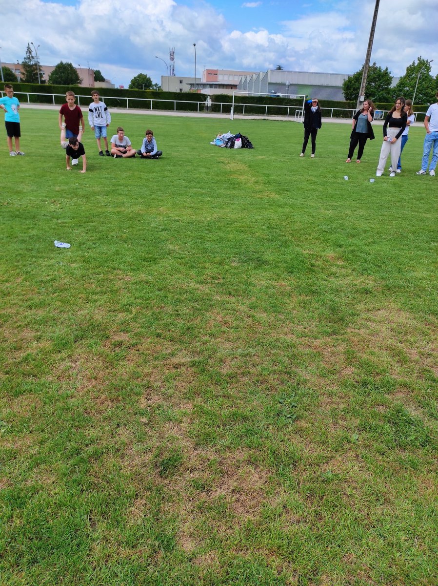 CollegeCasteret's tweet photo. Terminer l'année scolaire par un temps convivial, un pique nique et des jeux pour travailler l'esprit collectif organisé par notre #CPE avec tous les #délégués.🙏à ts les #délégués pour leur engagement ds les instances, les réunions, les projets, les JPO #collectif #citoyennete https://t.co/0hgcsSnYIT