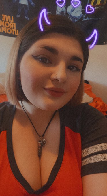 Cute selfie because I&rsquo;m cute 🥰 https://t.co/WtIMuvrcTe