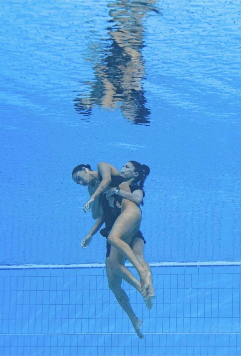 25 ans Anita Alvarez, nageuse américaine a perdu connaissance dans l'eau en plein mondiaux nationaux! Les sauveteurs n'ont pas réagit face à l'évidence et ne respectant pas leurs consignes.
Bravo et merci à son entraineuse!
#sororité #sauvetage #heroine