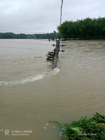 TUKKUSAURUS's tweet photo. Assam is witnessing the worst flood ever. Over 100 people have d!ed and more than 55 lakh people are directly affected due to the emergency created because of water level going above the danger level. There is no electricity or internet connection. (1/3) https://t.co/p3KNzdJLFK
