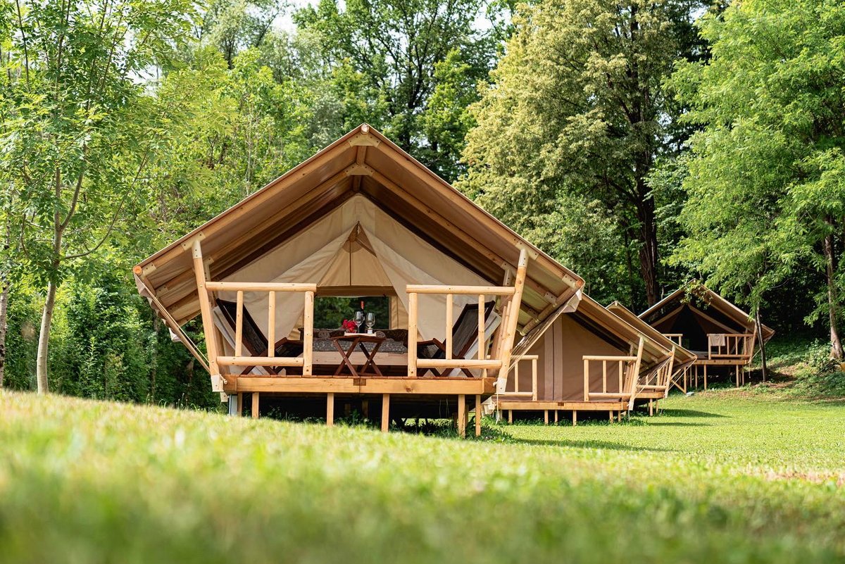 Avtokampi's tweet photo. NOVO v dolini reke Soče - glamping #Labrca #Tolmin, kjer so postavili glamping šotore slovenskega proizvajalca BigHead. Na voljo dva tipa šotorov za 2-3 osebe, restavracija z lokalnimi dobrotami in številne aktivnosti. Več > https://t.co/7aswmN0aaa

@DolinaSoce 
@SloveniaInfo https://t.co/PA0DUeM5Ed