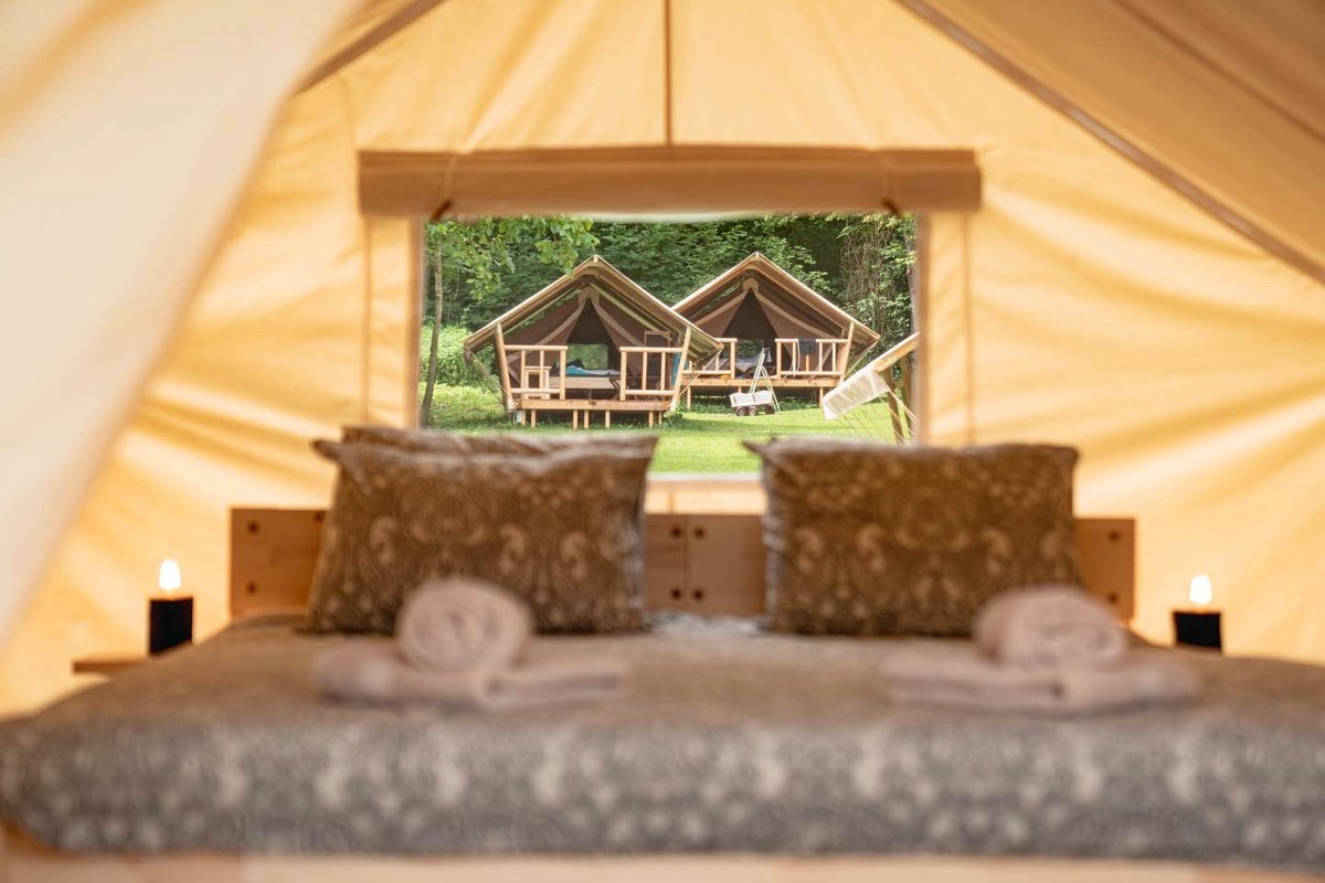 Avtokampi's tweet photo. NOVO v dolini reke Soče - glamping #Labrca #Tolmin, kjer so postavili glamping šotore slovenskega proizvajalca BigHead. Na voljo dva tipa šotorov za 2-3 osebe, restavracija z lokalnimi dobrotami in številne aktivnosti. Več > https://t.co/7aswmN0aaa

@DolinaSoce 
@SloveniaInfo https://t.co/PA0DUeM5Ed