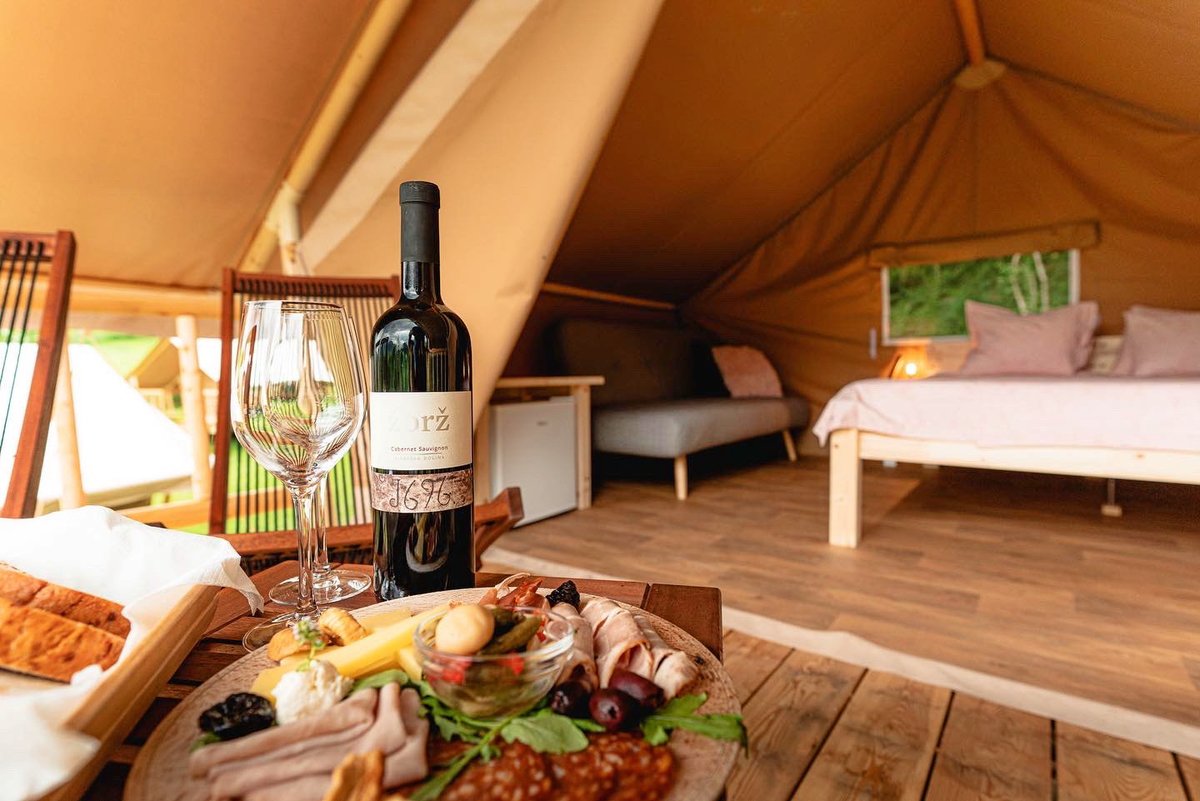 Avtokampi's tweet photo. NOVO v dolini reke Soče - glamping #Labrca #Tolmin, kjer so postavili glamping šotore slovenskega proizvajalca BigHead. Na voljo dva tipa šotorov za 2-3 osebe, restavracija z lokalnimi dobrotami in številne aktivnosti. Več > https://t.co/7aswmN0aaa

@DolinaSoce 
@SloveniaInfo https://t.co/PA0DUeM5Ed