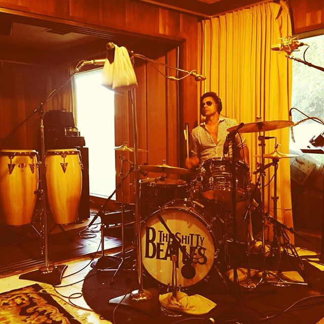 FatimaR31848618's tweet photo. #Repost @johnstamos with @make_repost
・・・
#SessionLife.  #ShittyBeatlesKit https://t.co/ch1fWxhoel “ 
@JohnStamos : Always with the greatness 👏@thebeatles #Kit 🥁🙌 https://t.co/MHQsX6c0kH