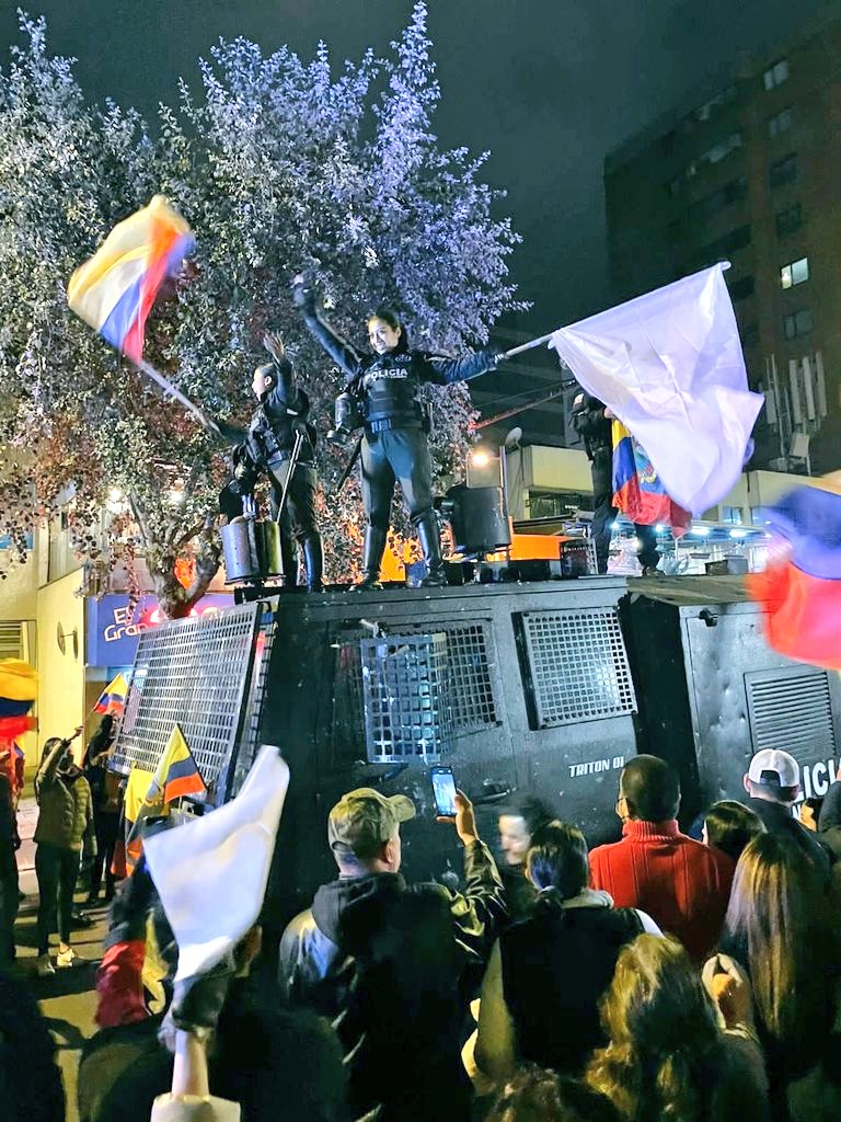 yluminaty's tweet photo. El feminismo de las mujeres valientes que protegen a su Patria. La sororidad con las hermanas que nos hacen grandes a punta de trabajo digno. 
A esta foto la llamaré Viva el Ecuador. https://t.co/0owCFCHocP