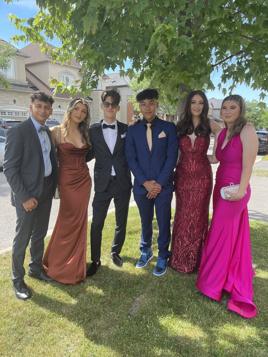 tahiti2000's tweet photo. @FFMcGinnCES Former students celebrating their prom tonight https://t.co/9i14oWi7oB