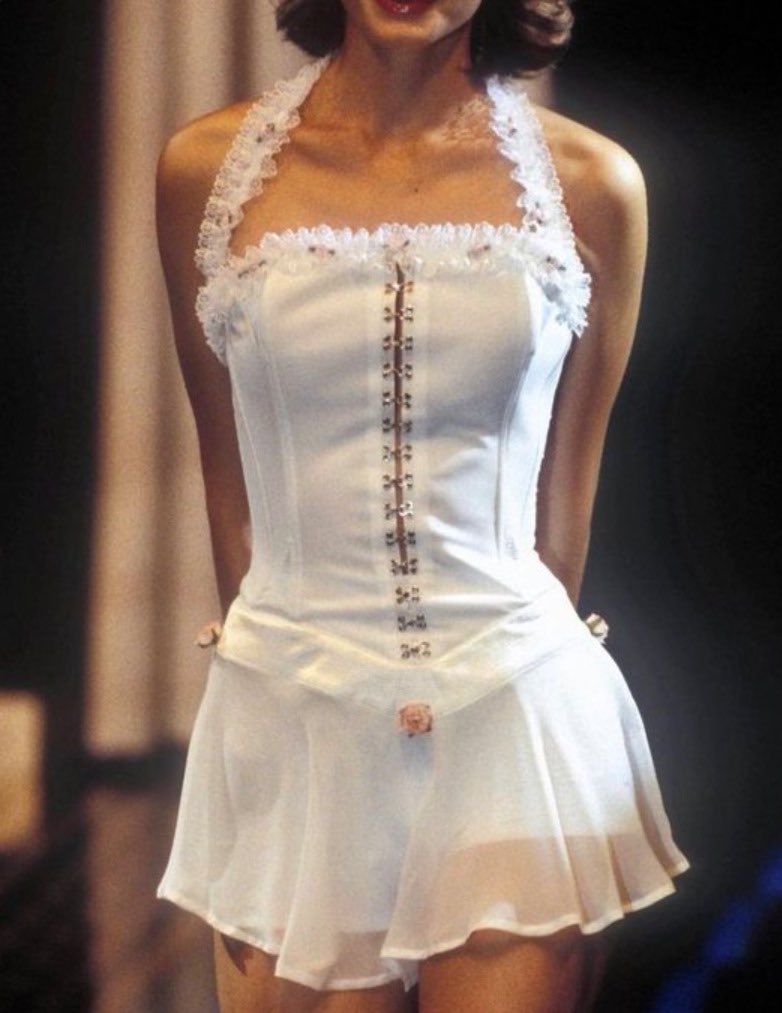 heslunars's tweet photo. versace 1995 https://t.co/zdzOpLIJYt