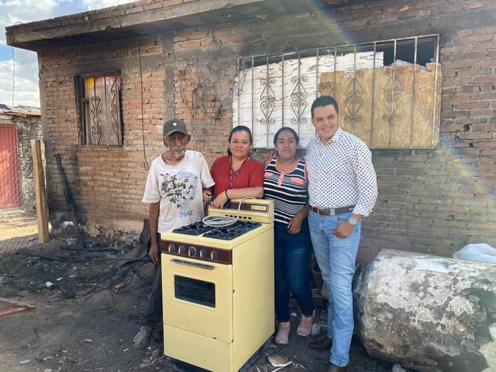 Hoy acudimos a “El Saltito” con mi tocayo Don Toño Hernandez a donarle una estufa después de haberlo perdido prácticamente todo en un incendio, gracias al reporte de <a href="/ivansottoh/">Iván Soto EnVivo</a> y <a href="/Hectorsoto8/">Héctor Soto #EnVivo</a> aún faltan muchas cosas por conseguir pero la verdad todo mi reconocimiento a mi Rayito