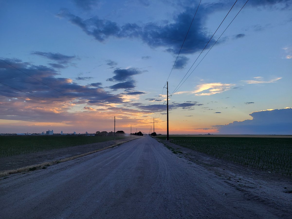 RussPlaschka's tweet photo. Beautiful end to a long day with the AMAZING Nuffield Scholars! @nuffieldaust @NuffieldIreland @HighPlainsFeedYard, @KStateRE @ksirrigation @brian_vulgamore https://t.co/yUmVcCJzdn