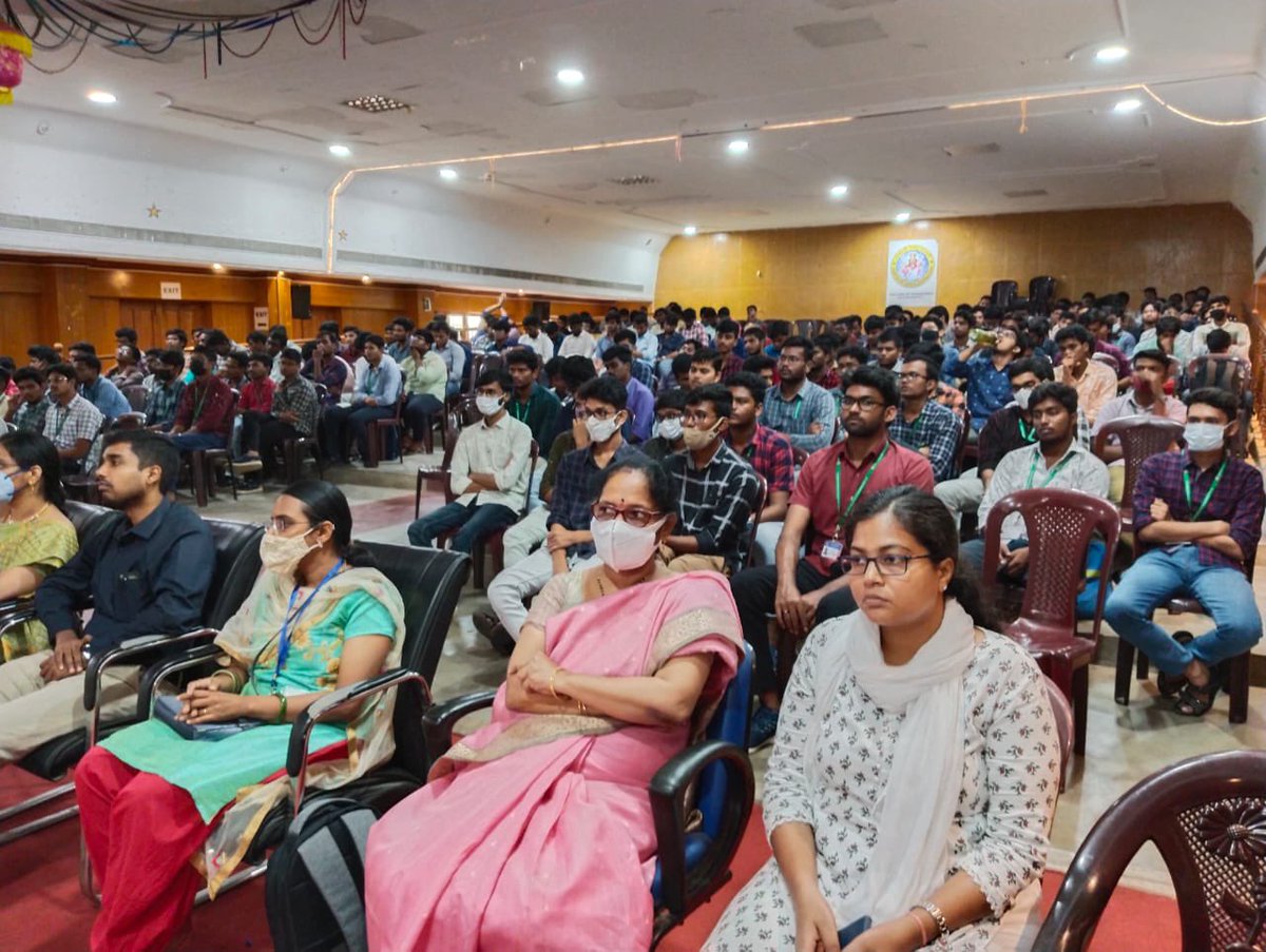 drnnraju's tweet image. Addressed the students of Gayatri Engineering College, Kommadi against drug abuse in view of International Day against Substance Use and Illicit Drug Trafficking on Jun 26. The Principal Prof Koteswararao and the staff along with students participated.