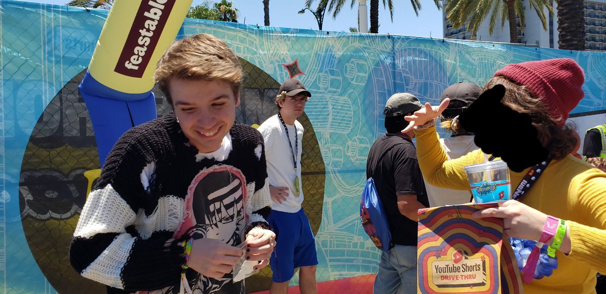 inky_birb's tweet photo. More photos of me meeting @KarlJacobs_ I'm actually crying rn while looking through the photos! #VidCon #vidcon22 #karljacobs https://t.co/lcYvHq9fA0