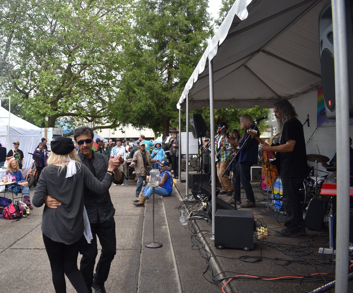 SaturdayMarket's tweet photo. We are so excited for a bright sunny day tomorrow! βοΈ
πPark Blocks, 8th & Oak
β°οΈ10am-4pm
π§ or βοΈ
πΈ by Possible Human Origins
#eugenesaturdaymarket #downtown #eugene #parkblocks #shoplocal #art #artists #crafter #chef #maker #market #saturday #market #rainorshine #fun https://t.co/PldnSujOKU