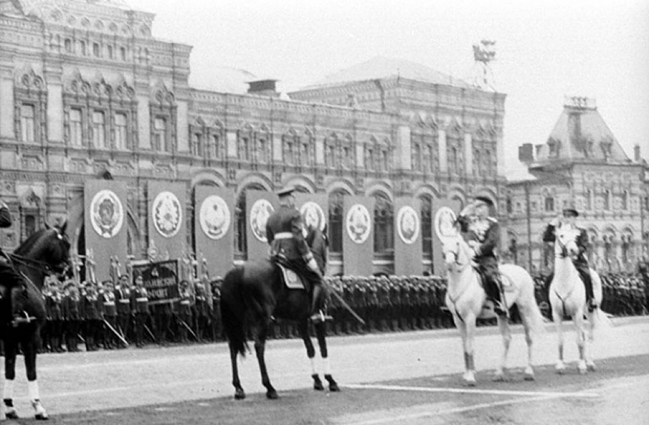 Жуков на параде Победы 1945