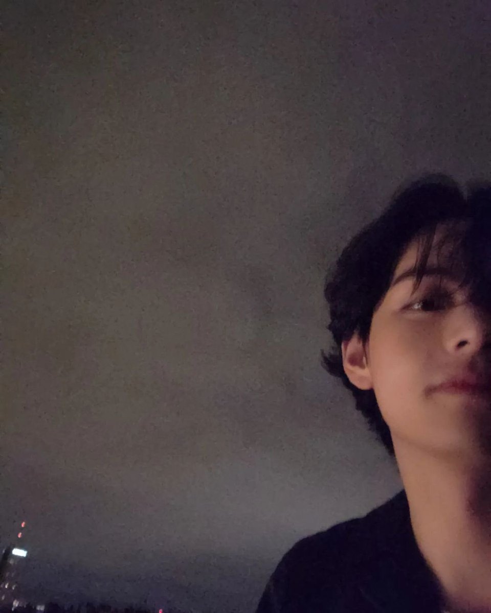 btsinthemoment's tweet photo. [thv] instagram post 

🐯 Bonjour🙋🏻‍♂️ Paris Ça fait un bail🔥 https://t.co/MA4s2msWWV