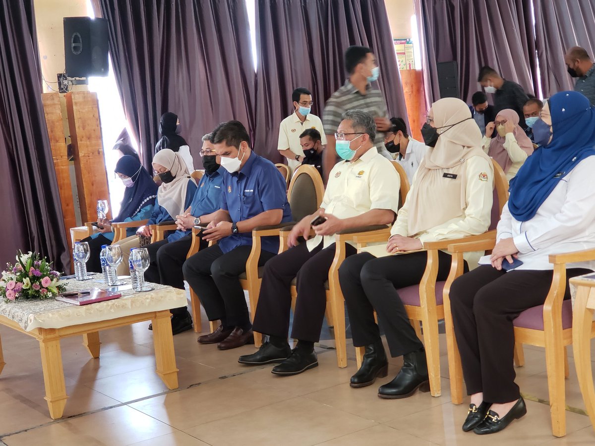 Menghadiri majlis pecah tanah projek SK Presint 18(2) yang dirasmikan oleh YB Menteri Kanan Pendidikan. JKR adalah merupakan agensi pelaksana. Semoga projek dapat disiapkan dengan jayanya.
<a href="/JKRMalaysia/">JKR Malaysia</a> 
<a href="/CKP_JKR/">Cawangan Kerja Pendidikan (CKP), IPJKR MALAYSIA</a> 
<a href="/JKRPutrajaya/">JKR WP Putrajaya</a>