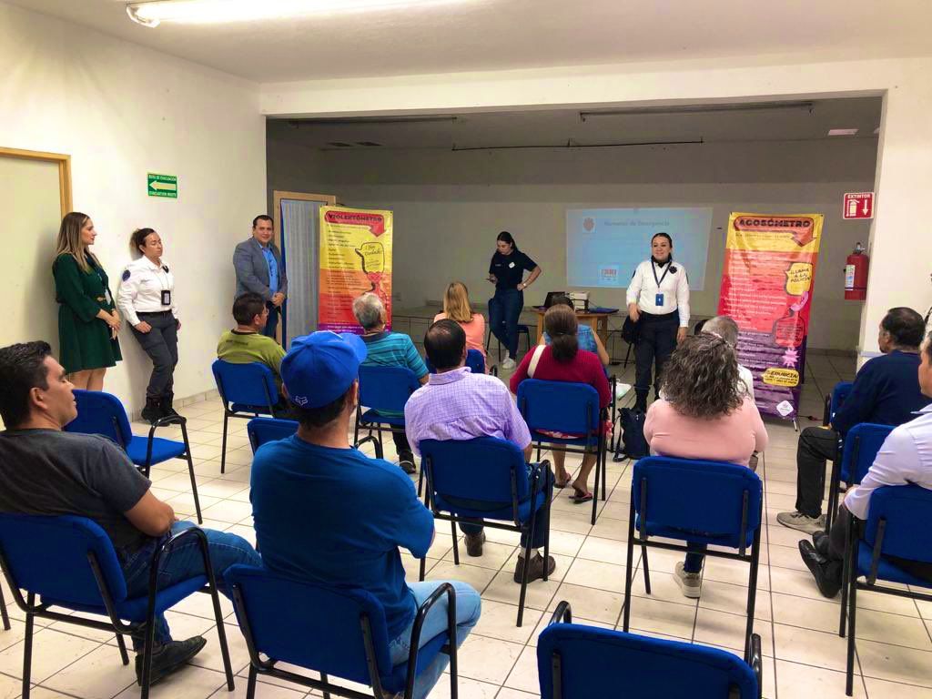 ChavaHernandez_'s tweet photo. Cerramos el día con la visita de la Secretaria de Seguridad del Estado con la campaña #CodigoVioleta el busca fomentar las igualdad sustantiva entre mujeres y hombres
#CodigoVioleta 👉🏻👉🏻 https://t.co/JX3EoT3aLL @mariana_fdzr @CandeOchoaA @ErikaPerezMx @FombonaMarta @MaAntoniaCar https://t.co/xpQkWqHRTd