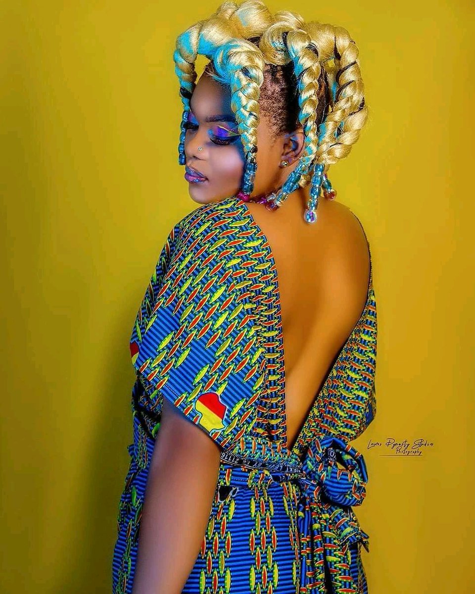 Reporter4Music's tweet photo. Bientôt 3 mois que la chanteuse et compositrice @Larifina21 🇨🇲🌍 a remporté le #TRUEMUSICCHALLENGE de @Ballantines @BallantinesCM sous le mentorat de @fallyipupa01 . La pétillante artiste de 23 ans nous réserve des surprises sous @U_M_Africa 🔥😉 @ImageNationPR @santherlabelle https://t.co/sCNhlPZKVN