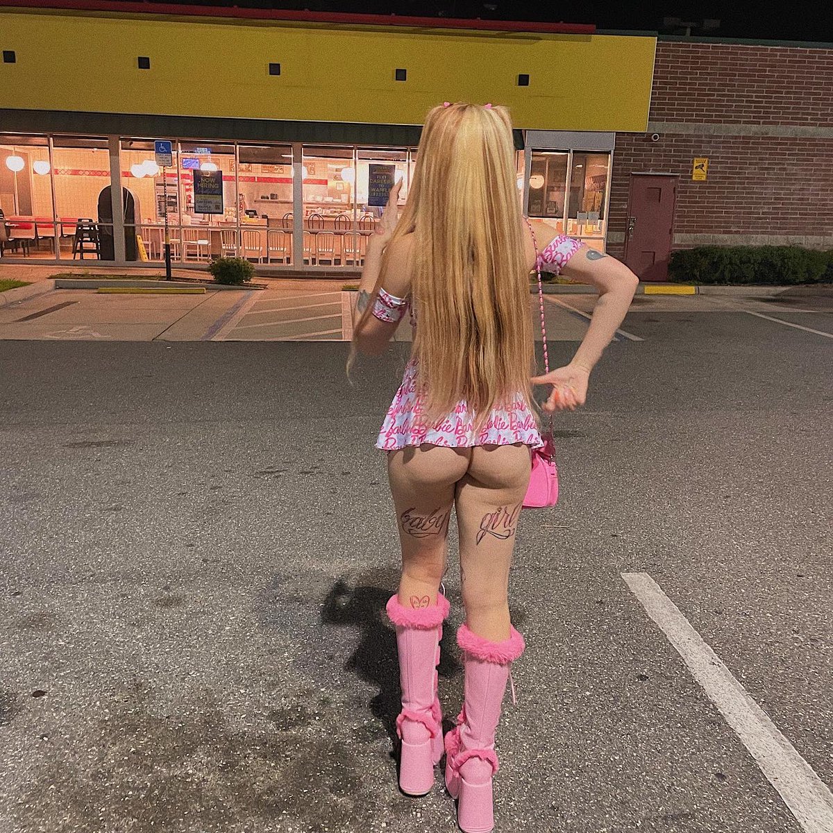 melodyparker69's tweet photo. u can brush my hair, undress me everywhere 🎀 https://t.co/Dv89Nq74sB