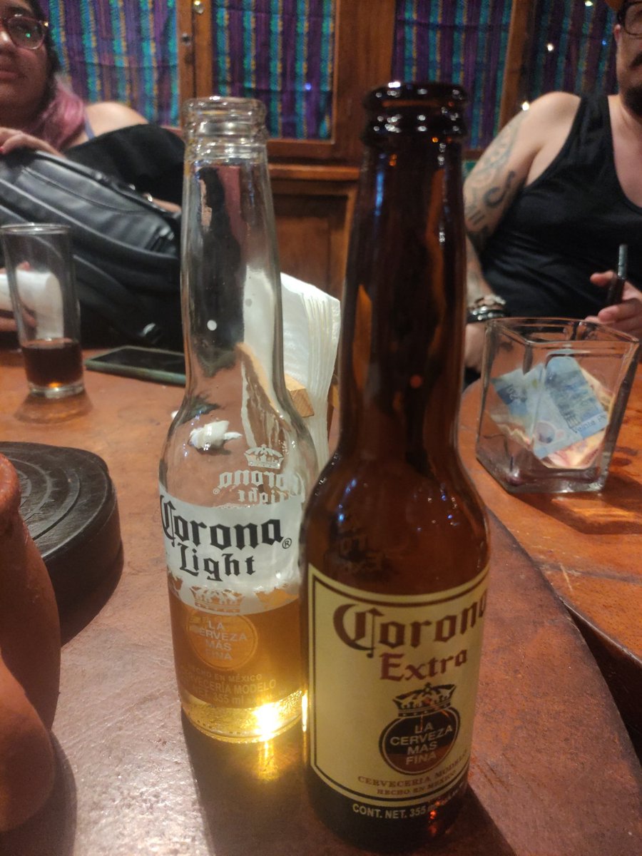 FelipeCort3s's tweet photo. Aquí en Jalisco le llaman Corona Oscura a lo que ustedes ven a la derecha. Todos sabemos que lo único oscuro (y ni oscuro es, sino ámbar) es la botella. Lo que ven a la izquierda es lo que se vació de la otra botella. No mamen, qué pedo!! https://t.co/MqHMN6lUBx