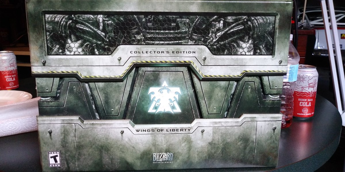 OverTheGlen's tweet photo. Look what I found in the far back of my storage. #SC2 #starcraft #wingsofliberty https://t.co/4vsZHi6Abk