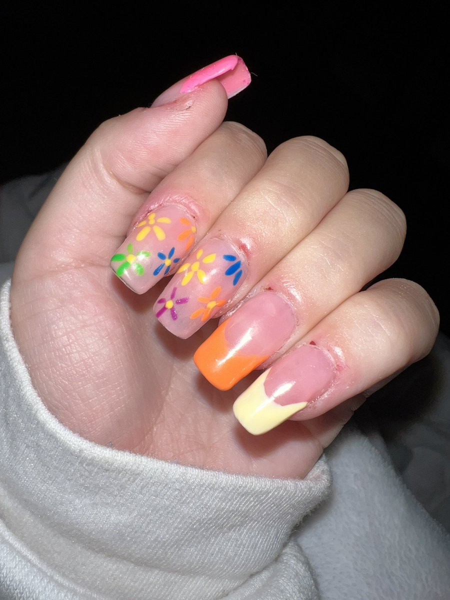 XMiyuki93X's tweet photo. Just did some simple flower nail art 😁🥰 thought I’ll post some! Haven’t lost anything in awhile ! Just wanted to drop in and see how everyone is doing 😊 
 #holotaco #modelones #flowernaikart #nailart https://t.co/pJZi0LdvfG