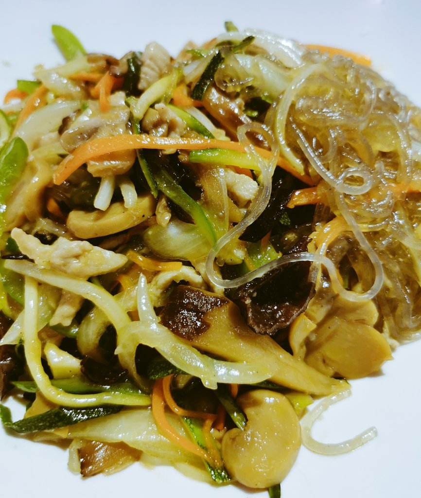 ร้าน Jaguemsong (Siam Square One ชั้น 5) คือดีย์! เราสั่งจาจังมยอน, ทังซูยุก, กันพุงกิ และจับแช อร่อยทุกจาน และมาจานใหญ่มากกกกกก จานละ 200-300 เท่านั้น แบ่งกับเพื่อนทานได้สบาย เราสั่ง 4 จานนี้ทานได้ 4-5 คนเลยค่ะ ร้านนี้เครื่องเคียงเติมฟรีไม่อั้นด้วยนะคะ <a href="/aroii/">@aroii บอกต่อ</a> #อร่อยบอกต่อ