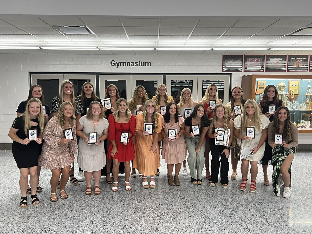 SCAIndiana's tweet photo. Great night for the 2022 Indiana Softball North/South Softball Banquet!! Congrats to all 42 ladies who made the all star team. Also congrats to Westfields Brian Revercomb for winning the 2022 Service Award! https://t.co/gBi8AYEb84