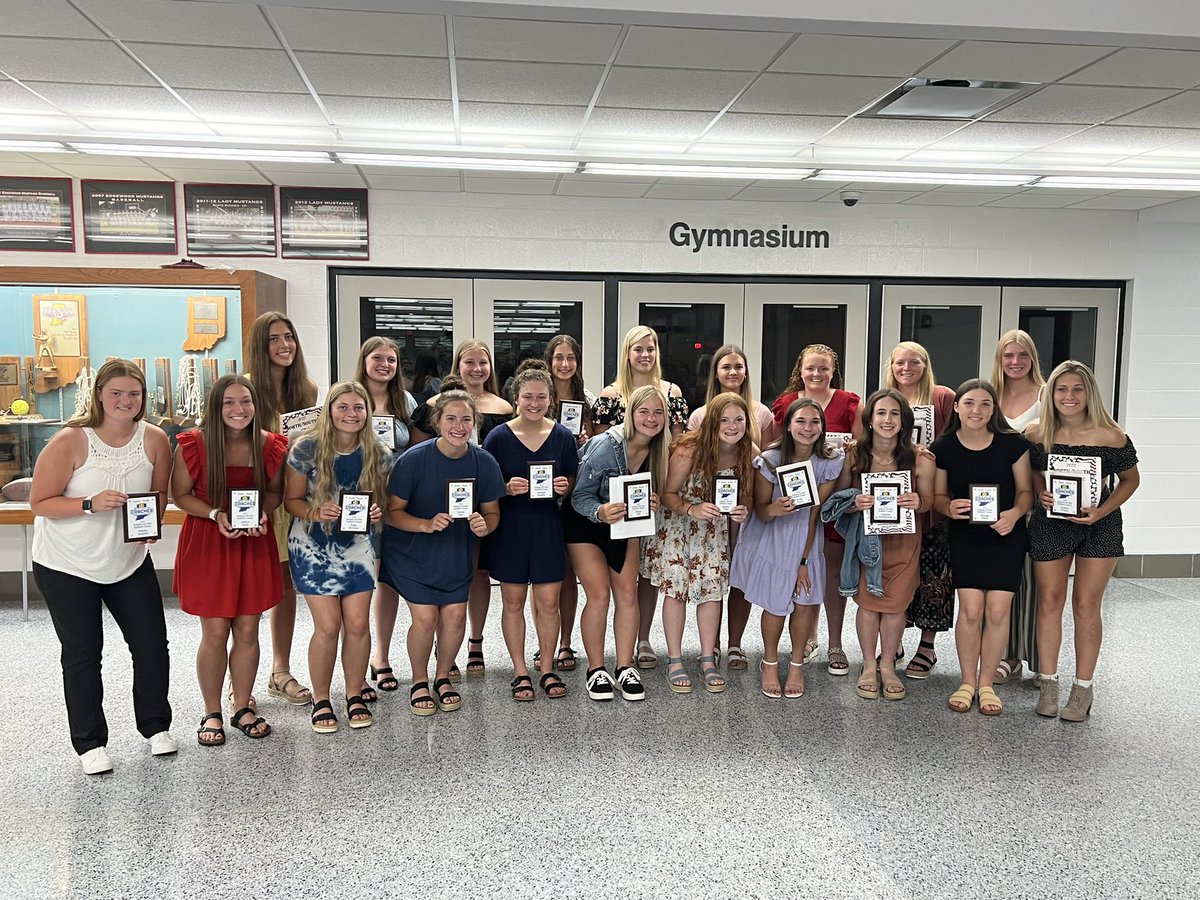 SCAIndiana's tweet photo. Great night for the 2022 Indiana Softball North/South Softball Banquet!! Congrats to all 42 ladies who made the all star team. Also congrats to Westfields Brian Revercomb for winning the 2022 Service Award! https://t.co/gBi8AYEb84