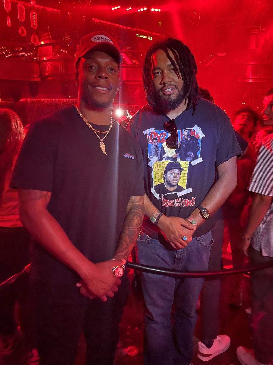 BossNiggarachi's tweet photo. I was really outside in Vegas with the man himself #SB50Champ @BMarshh 🔥🔥🔥 niggaz can’t cap I had to try really hard not to fanboy. Hell of a night I’ll remember forever! #ClubOMNIA https://t.co/xBLgoCviMS