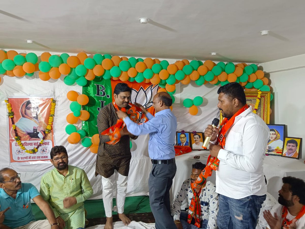 SaugatMishra49's tweet photo. वार्ड 72 के लोकप्रिय भाजपा प्रत्याशी योगेश गेंदर जी के समर्थन मे वार्ड के युवामोर्चा कार्यकर्ताओ की बैठक मे सम्मिलित हुआ।
बैठक मे उपस्थित डॉ तेजबहादुर जी भाईसाब का मार्गदर्शन प्राप्त हुआ।
#BJP4MP
#Bjp4Indore
#pushyamitra_bhargav
#BJP #IndoreWithBJP
#SmartIndore #NagarNigam https://t.co/gWSf5XQZzL