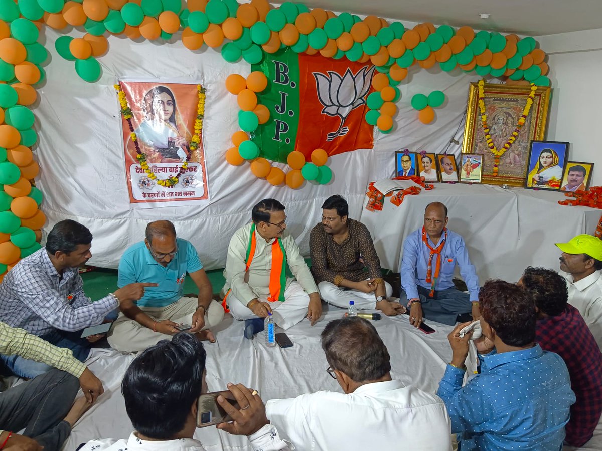 SaugatMishra49's tweet photo. वार्ड 72 के लोकप्रिय भाजपा प्रत्याशी योगेश गेंदर जी के समर्थन मे वार्ड के युवामोर्चा कार्यकर्ताओ की बैठक मे सम्मिलित हुआ।
बैठक मे उपस्थित डॉ तेजबहादुर जी भाईसाब का मार्गदर्शन प्राप्त हुआ।
#BJP4MP
#Bjp4Indore
#pushyamitra_bhargav
#BJP #IndoreWithBJP
#SmartIndore #NagarNigam https://t.co/gWSf5XQZzL