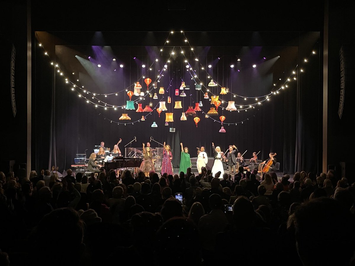 Standing ovation for the cast of #SongsMyMotherTaughtMe ⁦@AdelaideCabaret⁩ #AdCabFest