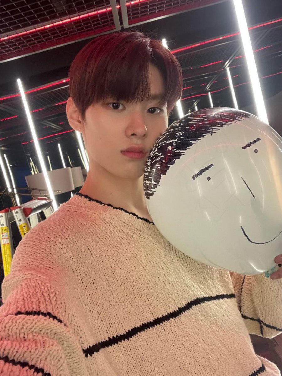 Thx, meet my new friend! He looked pretty, isn’t it? I took a picture together since I think we won’t able to meet him again 😶‍🌫️ so, here are the results. Between me and my new friend, who do you think looked better in these pictures?