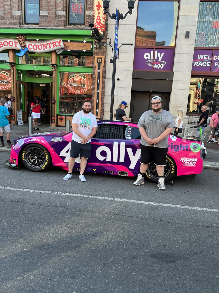 RacingBrosPodc1's tweet photo. Great first night in Nashville! https://t.co/gxOxCNY1qp