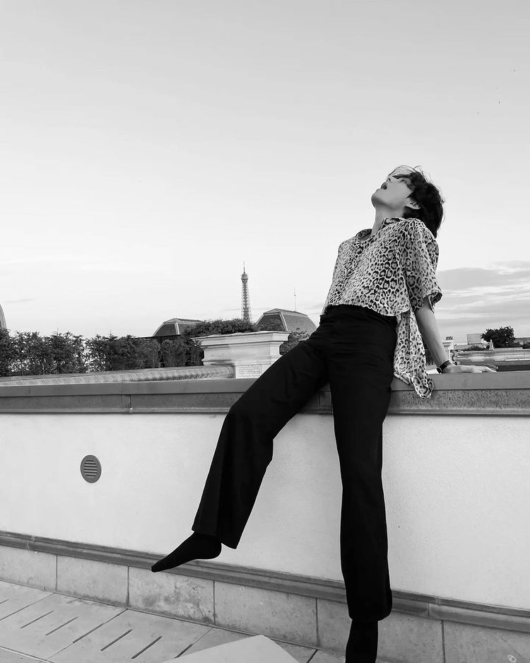 Kim_vntae's tweet photo. #TaehyungInParis https://t.co/tjrHfe0bBe