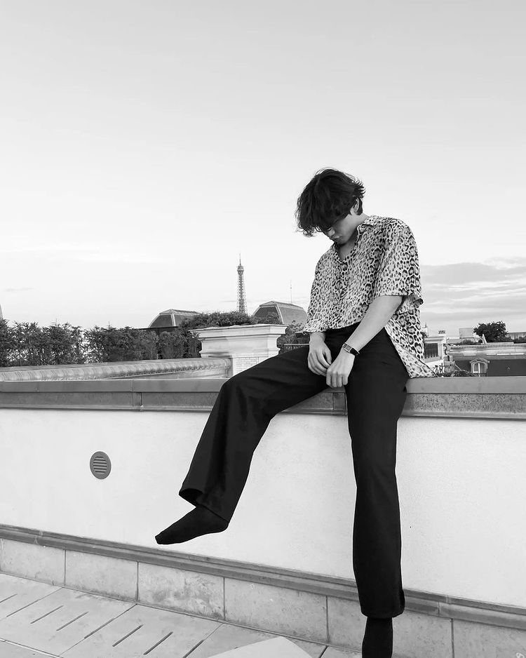 Kim_vntae's tweet photo. #TaehyungInParis https://t.co/tjrHfe0bBe