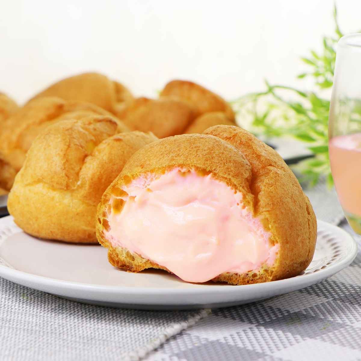 kashiwaya1852's tweet image. 8月20日は「柏屋の日」！

毎月20日は限定シュークリームDay！
このシュークリーム、8月20日しか買えません・・・。

「柏屋の日」限定　シュークリーム「もも」
1個　180円（税別）/194円（税込）

詳しくはこちら
usukawa.co.jp/topics/2022081…