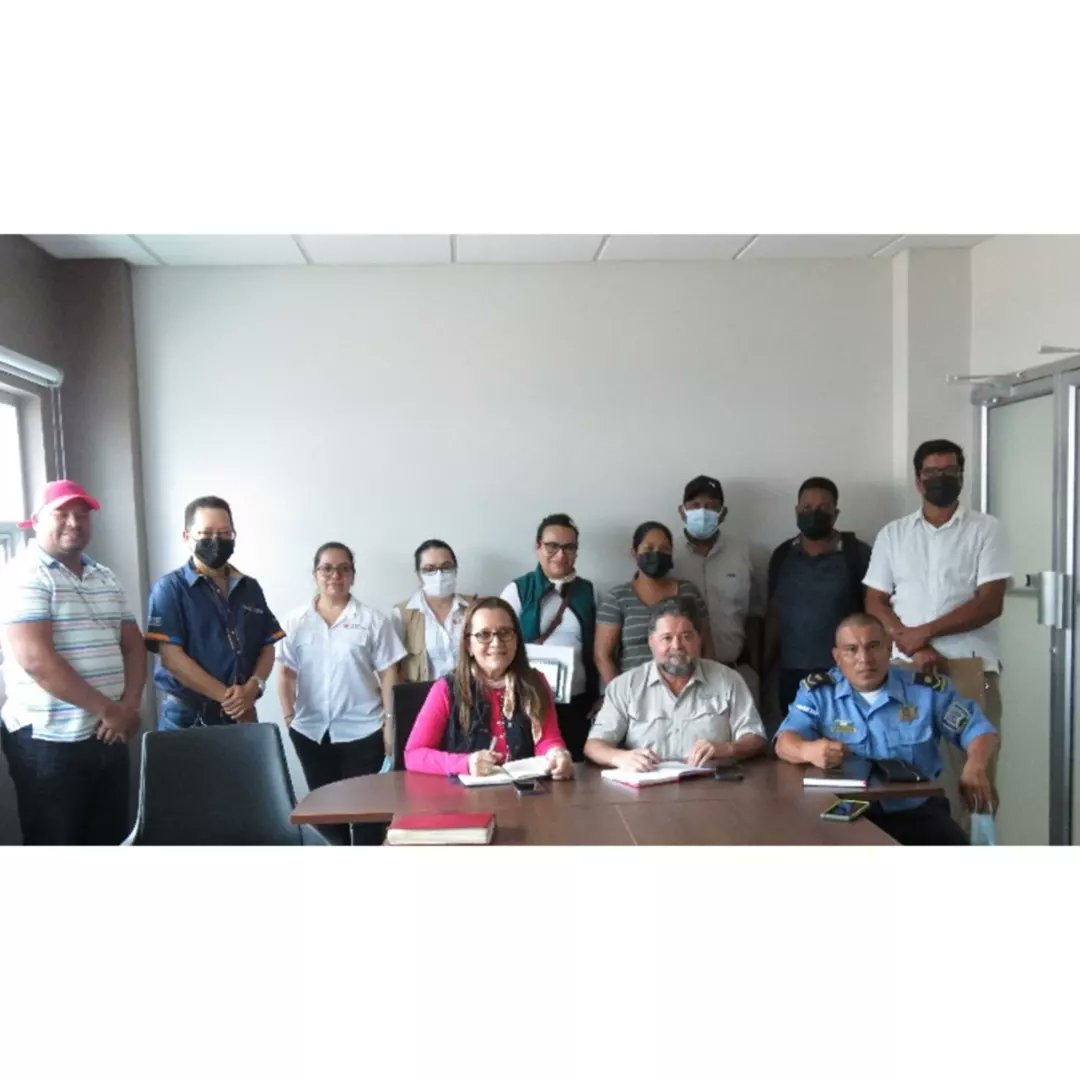 tgustahn's tweet photo. En una gira por La Mosquitia, organizada por Ayuda en Acción, la Ministra Doris García de la Secretaría de Asuntos de la Mujer y el Ministro de Seguridad Ramón Sabillón se reunieron con #PRAWANKA, #PIAH, #YamniIwanka y #AbaUmalali, MASTA y OMM. https://t.co/9NZXc21TQ8