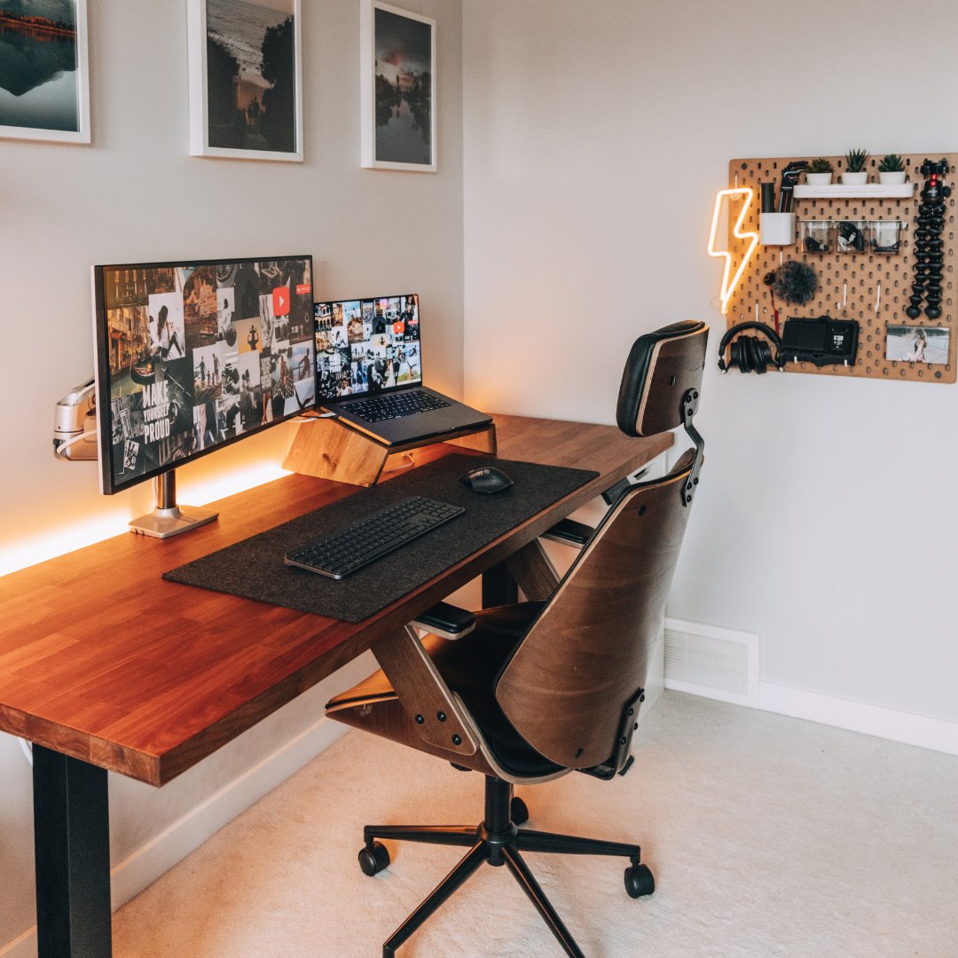 EFFYDESK's tweet photo. Checking everything off the list and logging off--TGIF!! 🎉

Have a great weekend, everyone! 😎

📷: @mitchellhaworth

#EFFYDESK #EFFYSETUP #bespoke #customdesign #sitstanddesk #standingdesk #woodtones #aesthetic #officesetup #workspace #setupenvy #deskdecor #setupfortheday #WFH https://t.co/VpAigSKSqv
