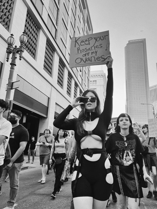 Keep your rosaries off my ovaries 🖕🏻 #RoeVsWade https://t.co/aetyORpJHi<a href="/tag/roevswade"class="tags">#RoeVsWade</a>