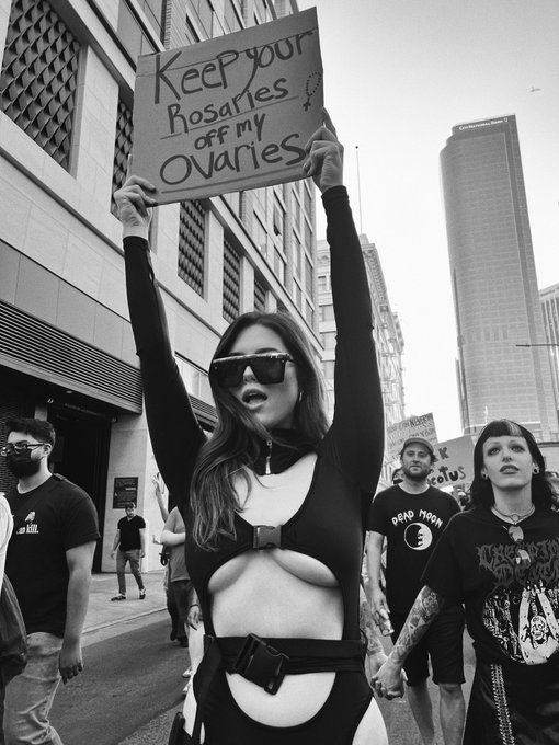 Keep your rosaries off my ovaries 🖕🏻 #RoeVsWade https://t.co/aetyORpJHi<a href="/tag/roevswade"class="tags">#RoeVsWade</a>