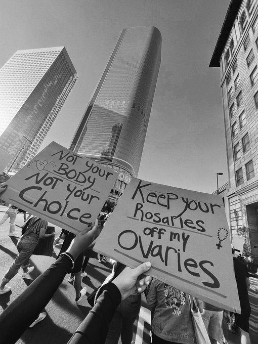 Keep your rosaries off my ovaries 🖕🏻 #RoeVsWade https://t.co/aetyORpJHi<a href="/tag/roevswade"class="tags">#RoeVsWade</a>