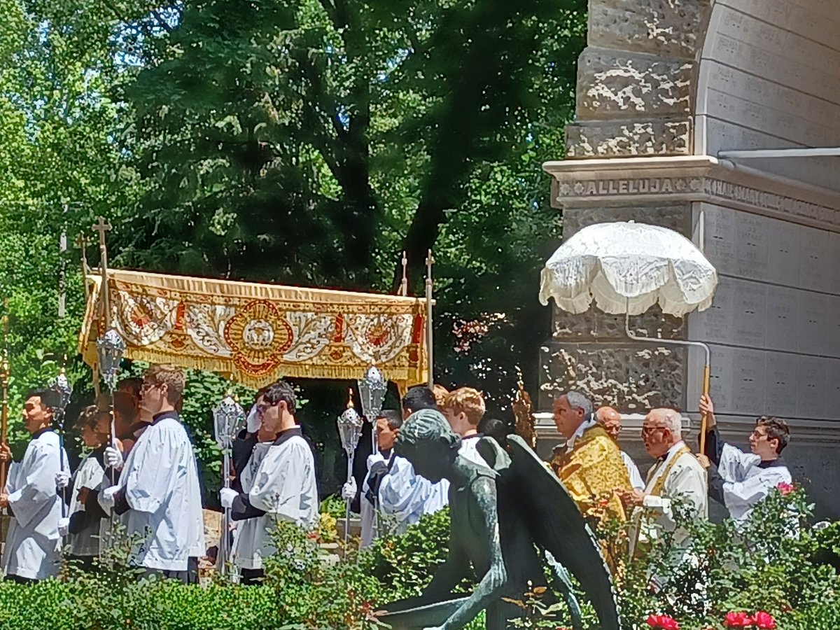 TheGrottoParish's tweet photo. "'Mane Nobiscum Dominum-Stay with us Lord!' "Stay with me, Lord,so that I hear Your voice and follow You. for I desire to love You very much,and always be in Your company." From Procession to 3rd North Fatima Altar. #EucharisticRevival #FatimaMessage #CatholicDetroit https://t.co/f9lowJb71g
