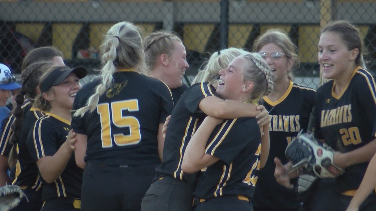 SportsZoneKCAU9's tweet photo. HUGS ALL AROUND FOR HINTON!

A career strikeout milestone on the mound for @CaseJadyn ended as a huge win for @HintonSoftball, defeating a tough RSM team for the Blackhawks' 1⃣0⃣th straight victory!

WATCH HERE🥎⏬
https://t.co/5cXD1huIX2 https://t.co/V81eSBWQ55